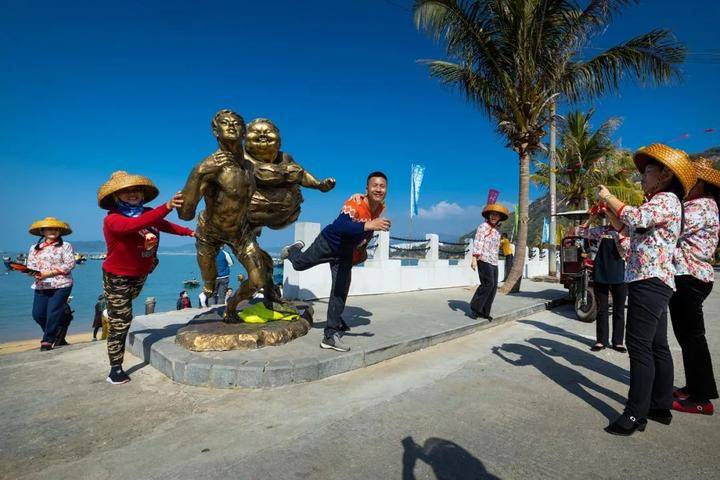 人民日报报道:"许鸿飞雕塑艺术百村展"走进大澳渔村