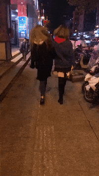 图片[2]-GIF搞笑段子：美女，在马路上换衣服，路过的小哥哥看了一眼不好意思的走了！-妖次元