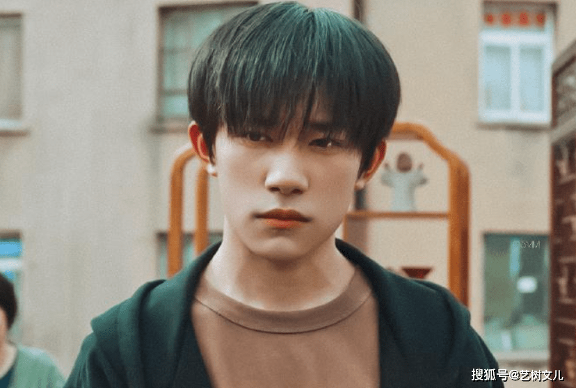 易烊千玺爸爸叫什么名字 a409df560fa3443eba2bce9310d8a107.png