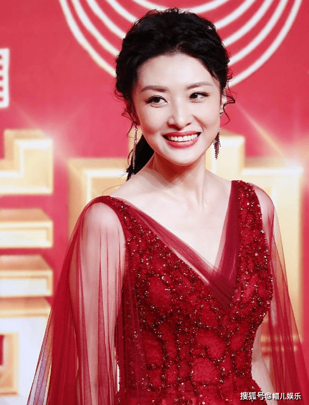 周涛的这点中国红有味道!v领薄纱裙,明亮的气氛似乎是“冰冻时代”