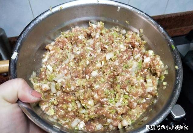 肉馅怎么调不会硬 15872191650d489eab2f5682b141ccb1.jpeg
