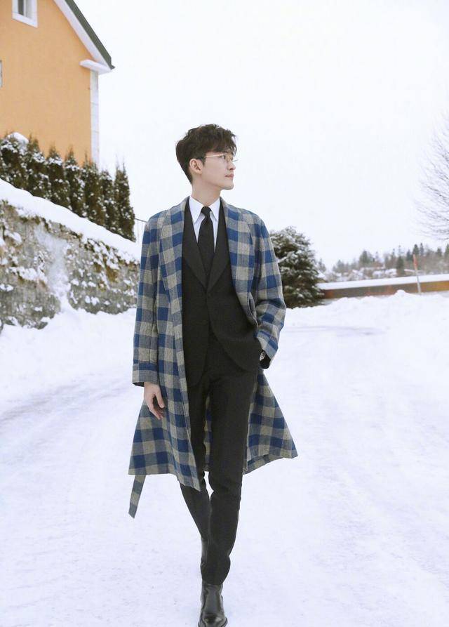 张翰与鞠婧祎牵手拥抱还摸头?粉丝:这颜值他