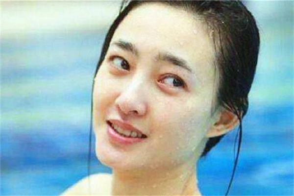 女星素颜照,关晓彤像大妈,迪丽热巴妆前妆后无差别,第