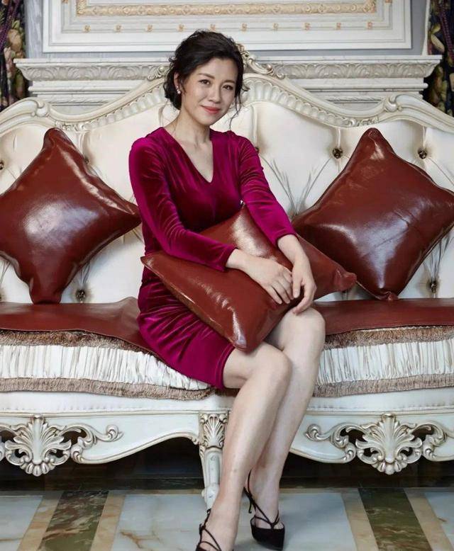 原来大娘子刘琳这么美穿丝绒红裙气质又高贵46岁也万人迷