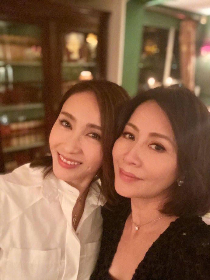 拍摄杂志封面,49岁黎姿身形完美却被吐槽修图太过