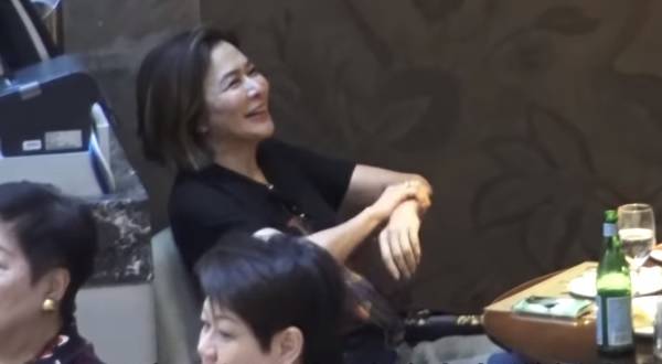 愛傍富豪的關之琳，被帥哥逗的花枝亂顫笑不停，58歲滿臉皺紋疑有新戀情 娛樂八卦吃瓜 第4张