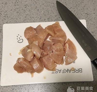把肉切成小块 ceaf9f5b793c493c83b341ceef25e02b.jpeg