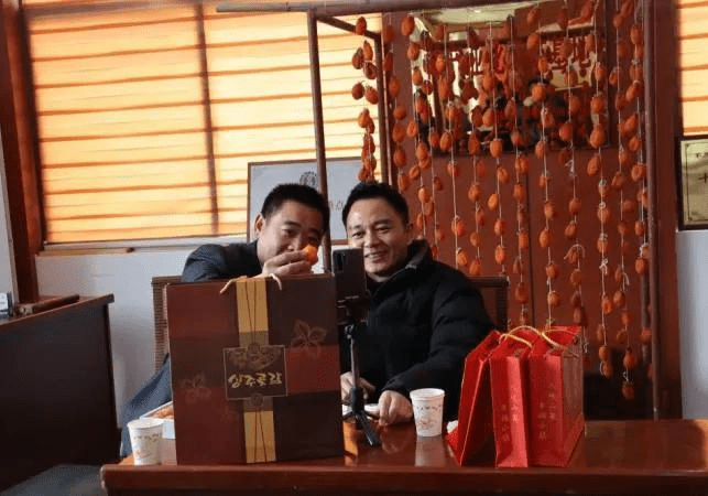 山东著名节目主持人武文赴临朐直播助农"隐柿红"柿饼爆单热销