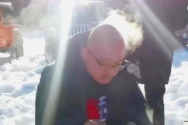 身边朋友纷纷调侃道,重庆火锅怎么样,男子头上烟直窜,满头冒烟