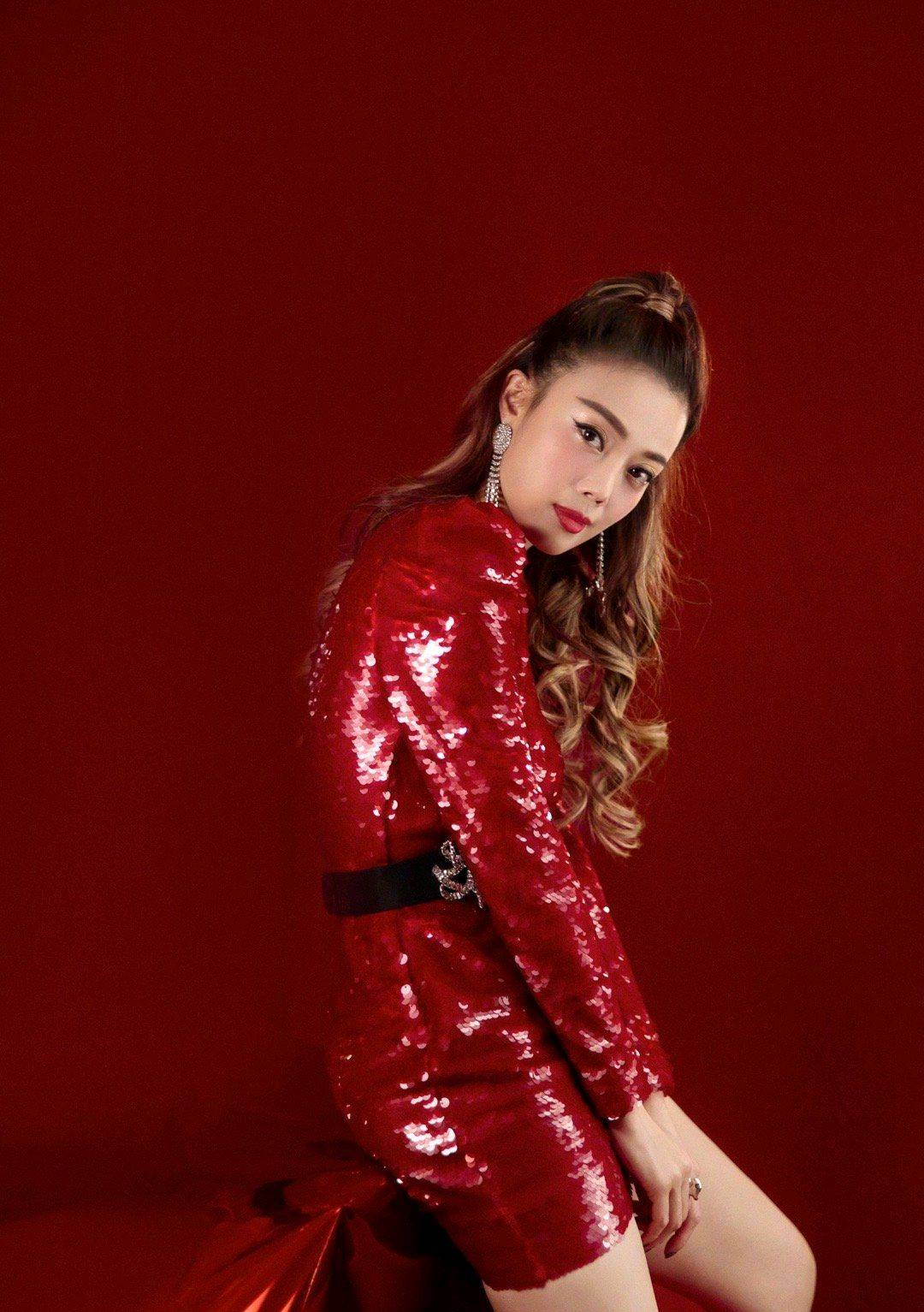 原创容祖儿的舞台造型真耀眼,穿红色亮片连衣裙配高马尾,美成焦点