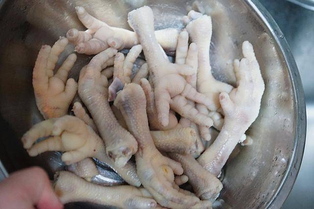 怎样做红烧鸡爪子才能软烂好吃 5cbc89018a9043edb7c76efae195fa0a.jpeg