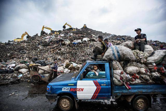 印度贫民吃住在超大的垃圾场，以腐肉为食的成群大秃鹳伴其左右
