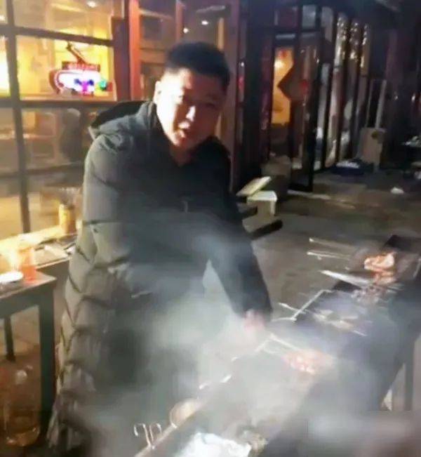 赵本山徒弟晒小12岁娇妻大孕肚，四肢纤细美艳，