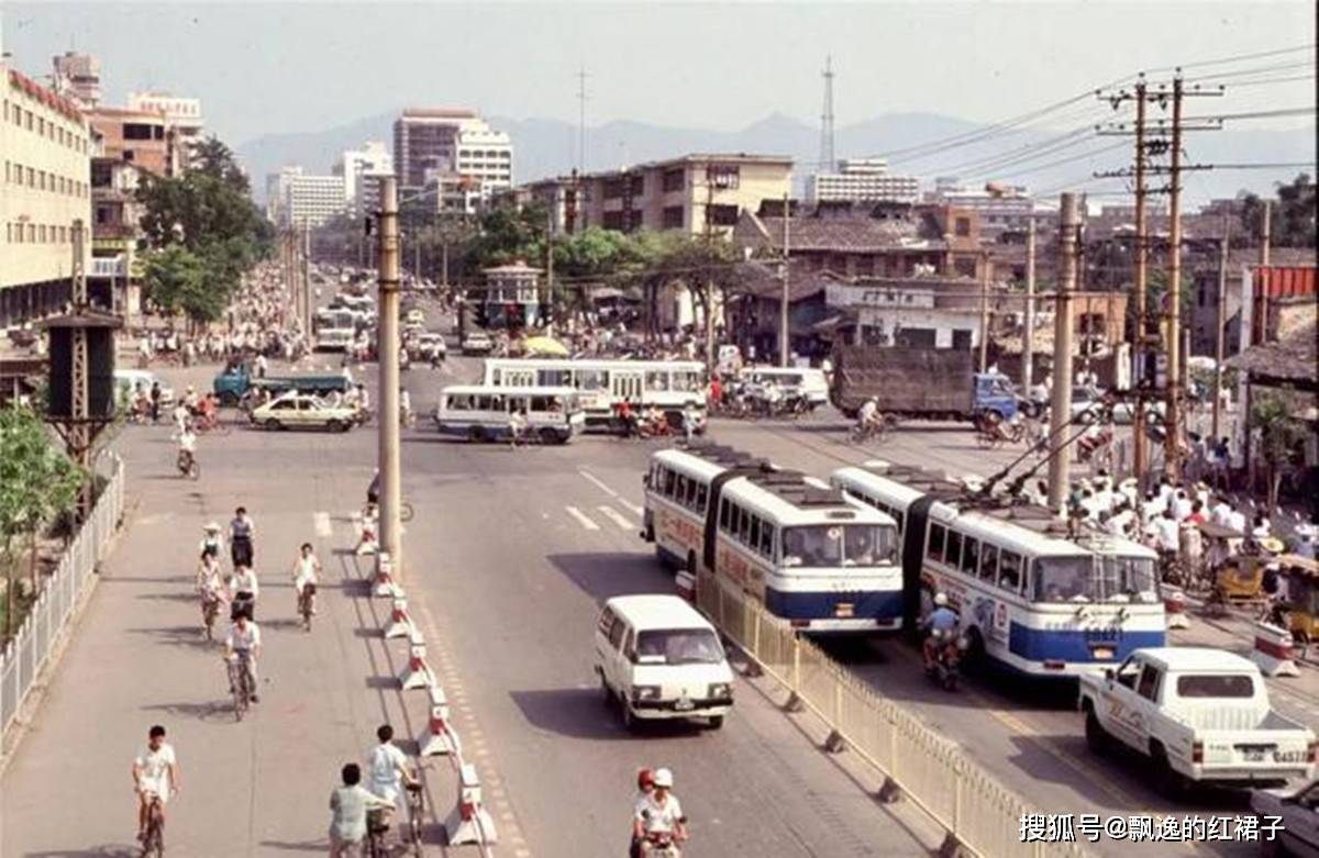 90年代的福州五一路口街景.五一路位于市区中部,跨鼓楼,台江二区.