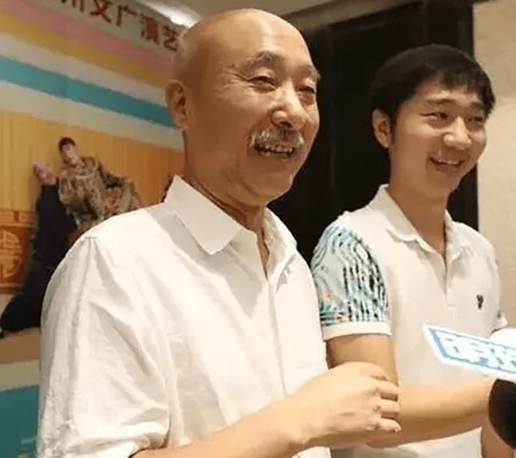 65岁陈佩斯和儿子同框,网友:父子共用一
