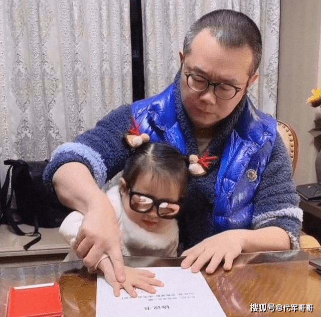 原创43岁涂磊近况曝光因妻子放弃主持节目如今却靠直播带货养家