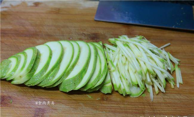 胡萝卜切丝怎样炒好吃 d97c3abf88314281836e5c2509925d89.jpeg