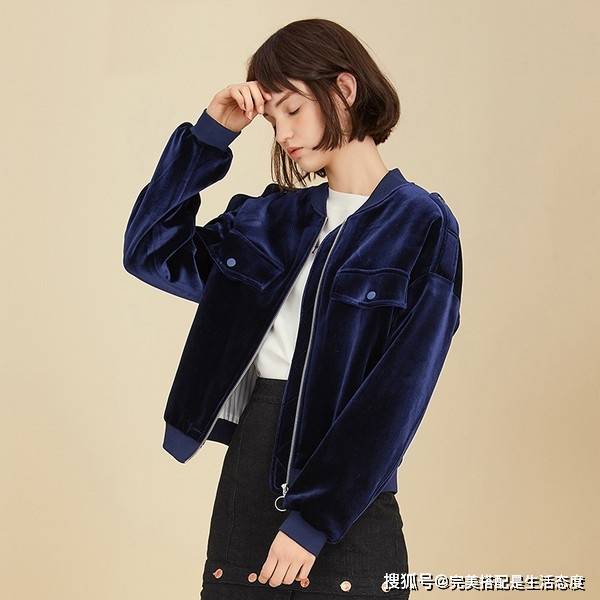 棒球服领皮衣内搭怎么配_棒球领皮衣穿搭女(2)