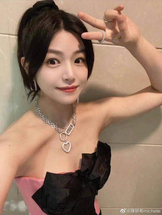 37岁陈妍希现身长沙，衣着单薄冻得直抖，孕后瘦