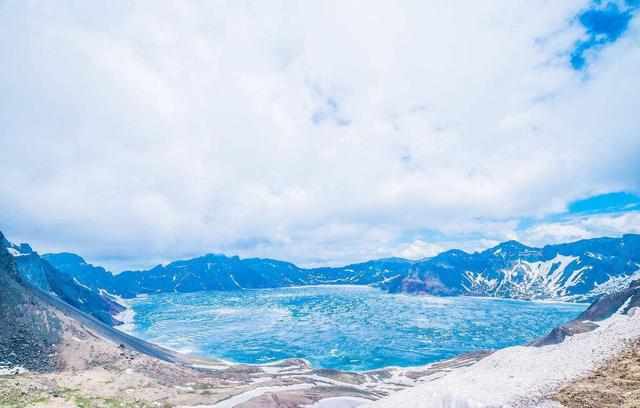 中国第一深湖：最深达373米，曾由我国独有，如今却一国一半