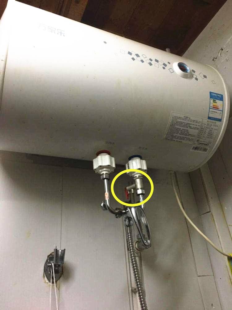 简单点理解,就是在使用电热水器中,如果在封闭空间内,没有通过泄压阀