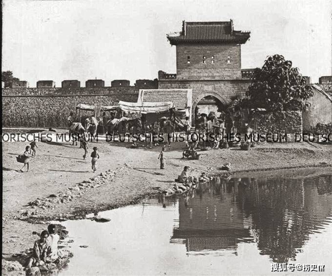 老照片,1903年的济南府,城墙不高商业街不宽
