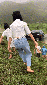 图片[1]-GIF搞笑段子：妹子，当心脚下，草地下雨很滑的。-妖次元