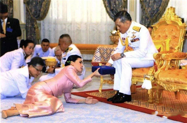 泰国群众遇到国王，必须要行跪拜礼，中国游客也需要担心