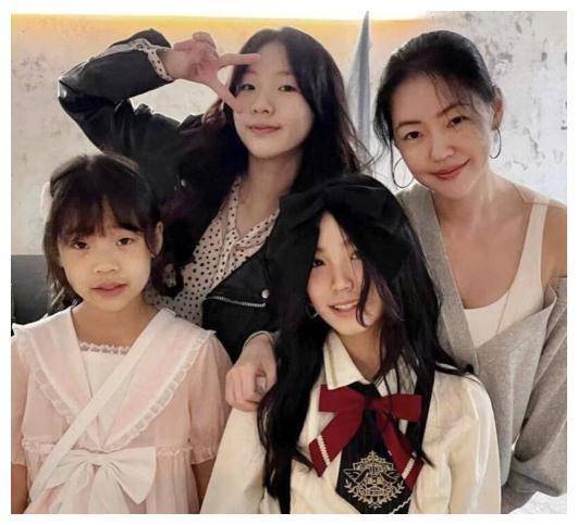 小S开心晒出母女4人合照，众人赞叹小S的冻龄，