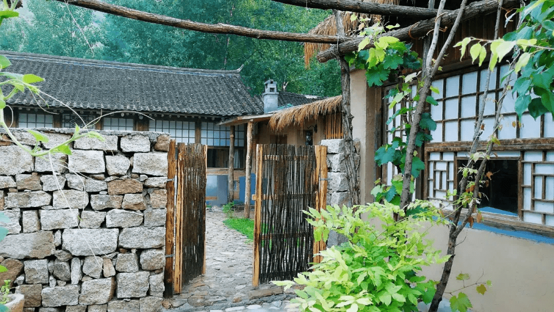 陌上花已开 | 雾灵山脚下的茅屋土房，越朴拙越精致