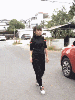 搞笑gif:妹子耍酷有风险,不忍直视哈!