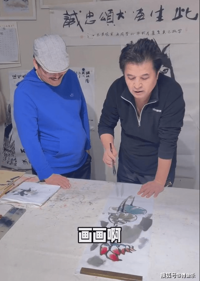 原来61岁的毕福剑在最近的照片中被曝光,头发稀疏,脸色尴尬,领口没有拉上拉链