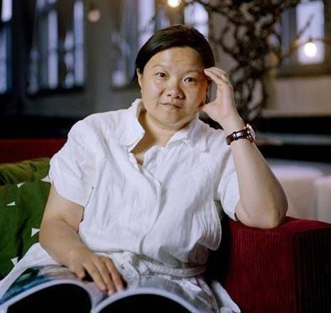 的邀请函,在一次宴会上,陈凯歌也成功结识了他的第一位妻子——洪晃