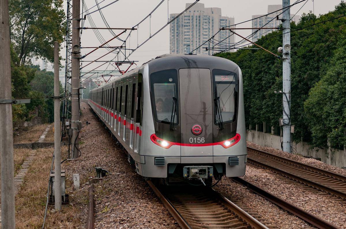 上海修建一条串联崇明区的地铁线是市域a型车6辆编组列车