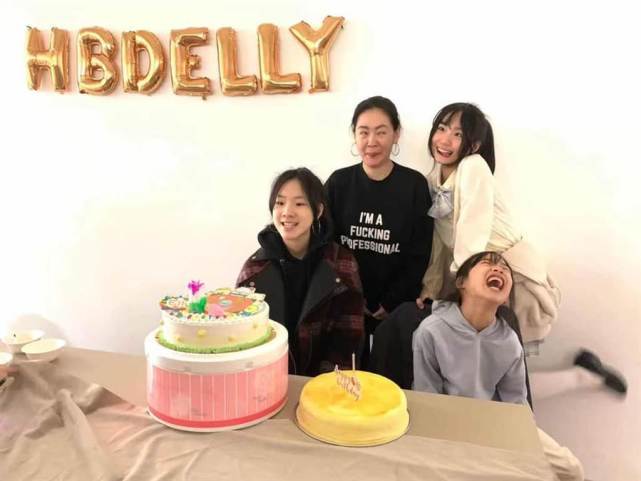 小S开心晒出母女4人合照，众人赞叹小S的冻龄，