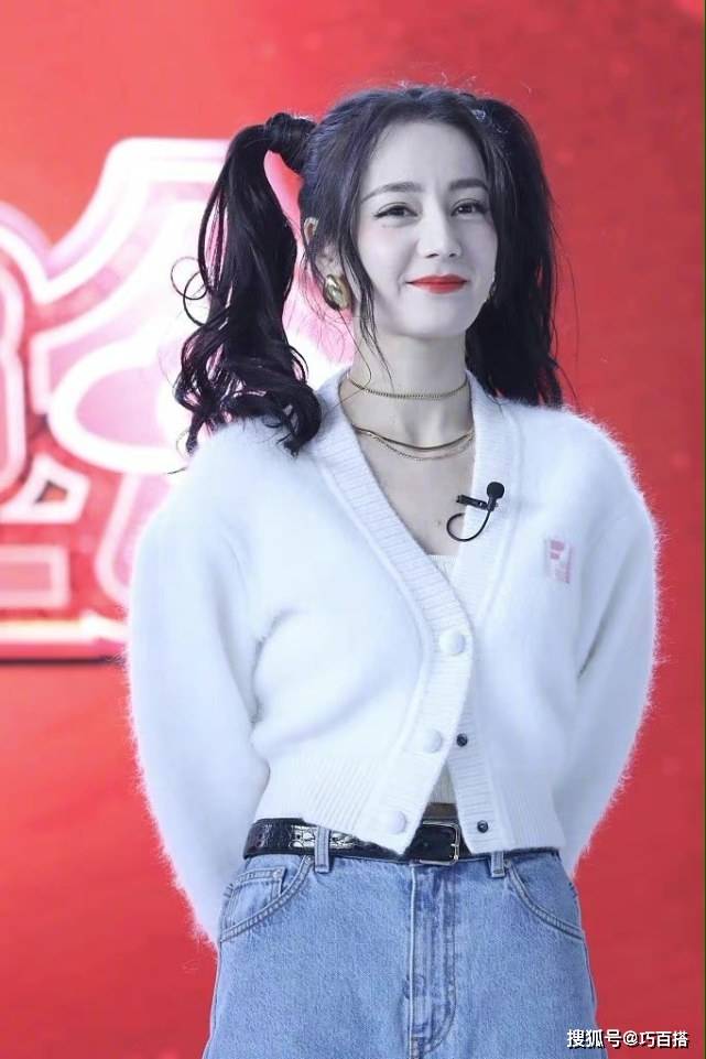 原迪丽热巴代言春晚,直播生机勃勃。双马尾既可爱又俏皮