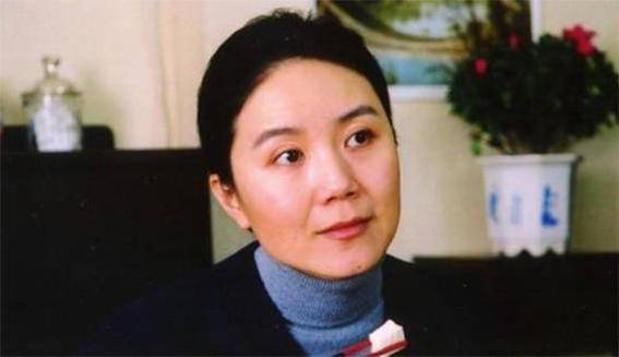 出身演员世家,十七岁考上北电,合作姜文大火,嫁初恋恩爱28年