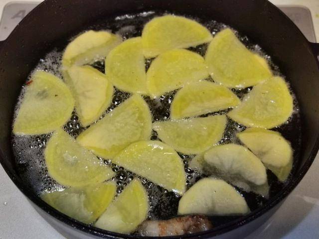 怎么样煎土豆片丝才好吃 52c1f1a272064e3888a88de92fe3d8da.jpeg