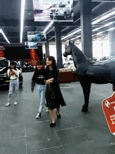 搞笑gif段子:哥们这么厉害,把苹果能变成西瓜.