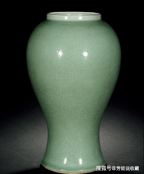 清康熙 翠青釉广口瓶总体来讲,对于翠青釉的烧制,永乐朝是一个开端