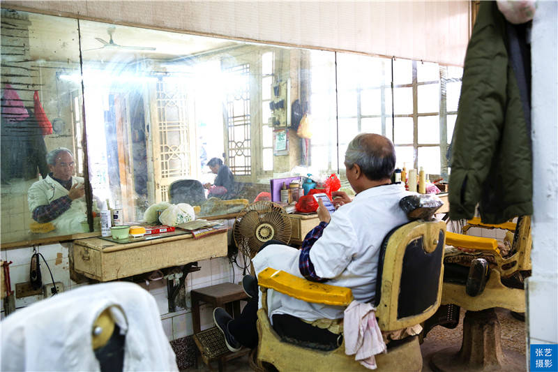 原创广东潮州牌坊街,即将消失的老理发店,探寻美发60年的变迁