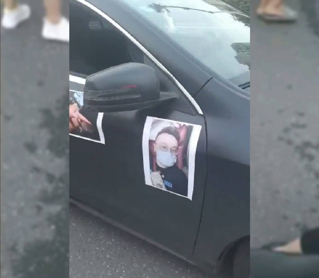 从车牌的归属地看,这辆奔驰轿车属于浙江金华,奔驰车的女车主正拿着一