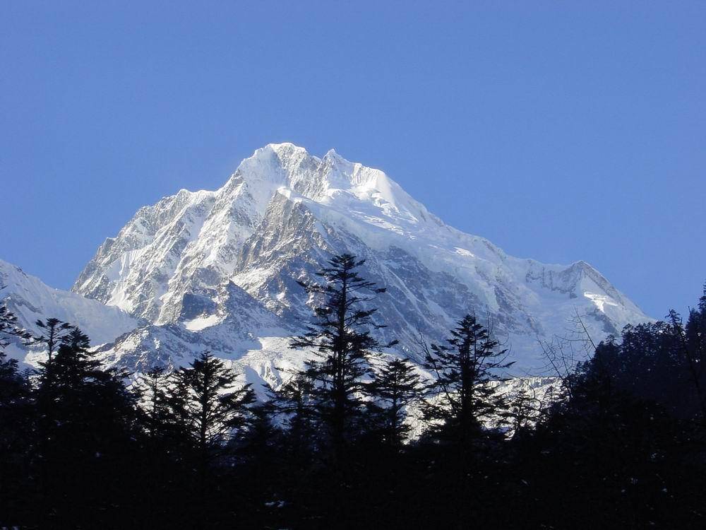 四川成都一山，海拔5353米，因杜甫诗句成名，被誉为南国雪乡！