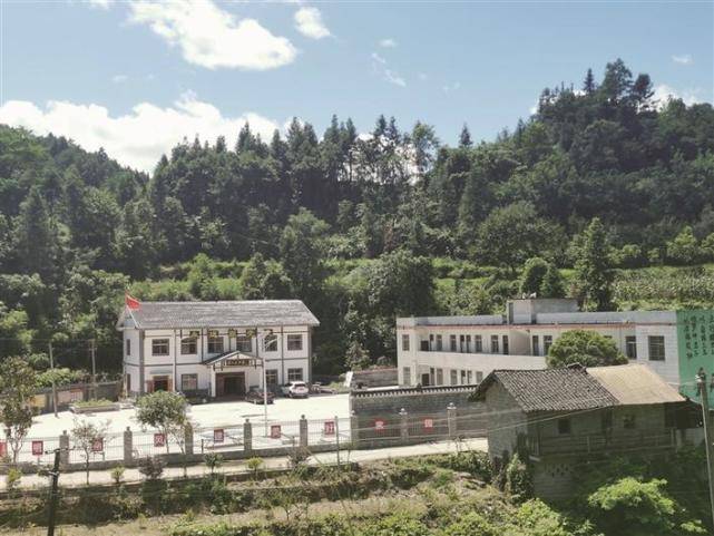 "该县复兴镇党委书记粟登元说.