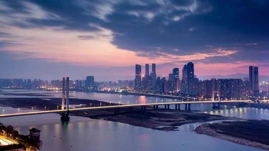 南昌gdp2020年有多少_南昌小树林老头战大妈