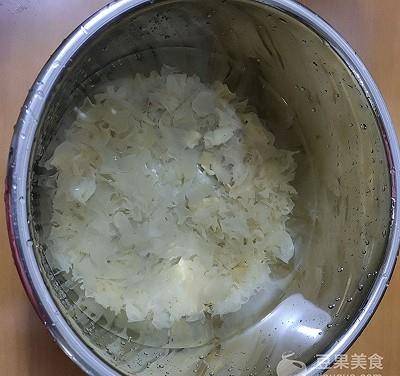 银耳怎么煮比较软烂 f568393dfd704236aa3e2260aa4f0283.jpeg