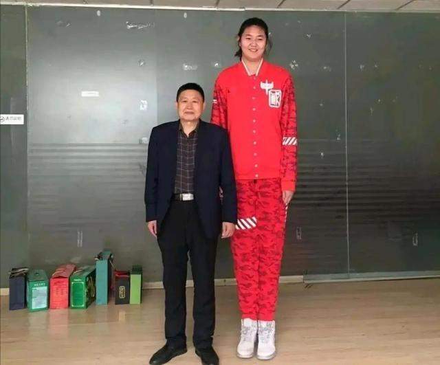 山东小女孩身高超姚明!称偶像是哈登