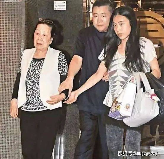 原创既无美貌也没学历的甘比,凭啥打败李嘉欣,被刘銮雄宠上天?