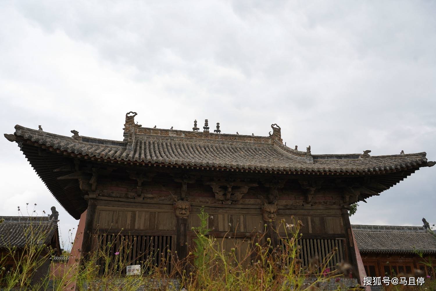 山西五台农村小寺庙,内有中国罕见的龙头柱,因金代大殿而成名_手机