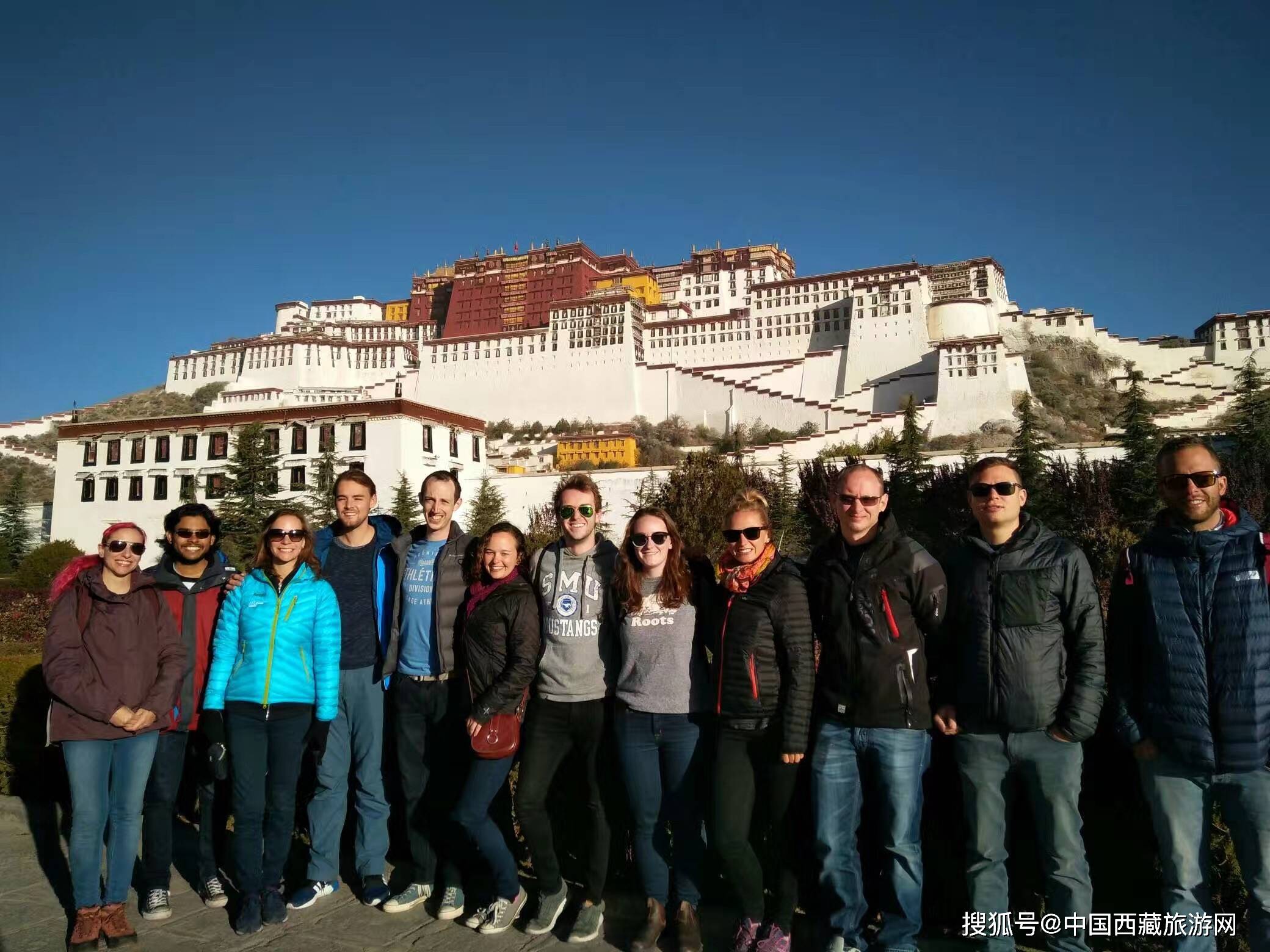 不可以.所有的国际游客都必须在旅行社的陪同下进行西藏旅行.